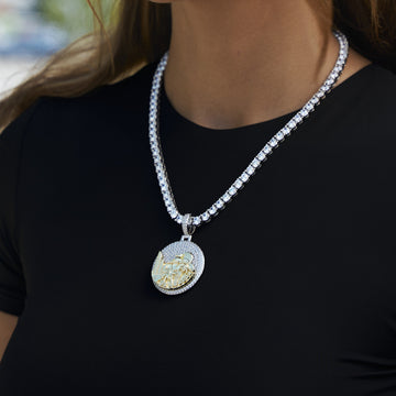 Colgante LA con diamantes en oro blanco