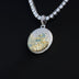 Colgante LA con diamantes en oro blanco