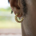 Pendientes de aro con garras de diamantes en oro amarillo