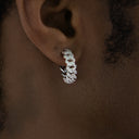 Pendientes de aro con diamantes y garras en oro blanco