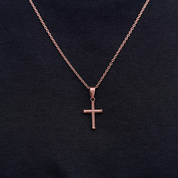 Colgante Cruz de Cuerda Micro Retorcida en Oro Rosa