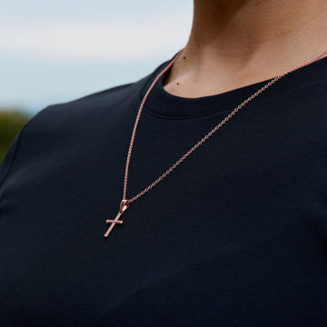 Dije de Cruz de Cuerda Trenzada Micro en Oro Rosa