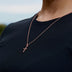 Dije de Cruz de Cuerda Trenzada Micro en Oro Rosa
