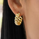 Pendientes de aro con garras de diamantes en oro amarillo