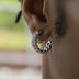 Pendientes de aro con diamantes y garras en oro blanco
