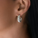 Pendientes de aro con diamantes y garras en oro blanco