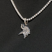 Colgante con micro logotipo oficial de los Minnesota Vikings de la NFL en oro blanco