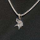 Colgante con micro logotipo oficial de los Minnesota Vikings de la NFL en oro blanco