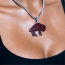 Colgante de logotipo vintage oficial de los Buffalo Bills de la NFL en oro blanco
