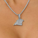 Colgante de micro logo oficial de la NFL de los Carolina Panthers en oro blanco