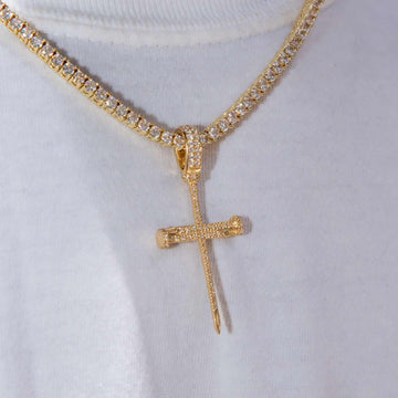 Cruz de clavo con diamantes en oro amarillo