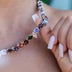 Collar de Piedra Multicolor Naranja Flotante en Oro Blanco