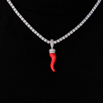 Colgante de cuerno italiano rojo helado en oro blanco