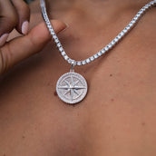 Colgante moneda brújula en oro blanco