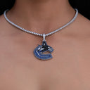 Colgante con el logotipo oficial de los Vancouver Canucks de la NHL en oro blanco