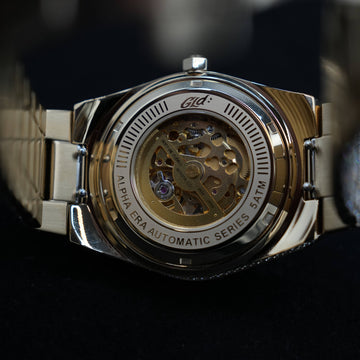 Alpha Era® de 42 mm completamente helado con acento rubí en oro