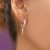 Pendiente de aro Micro Huggie con crucifijo colgante en oro blanco