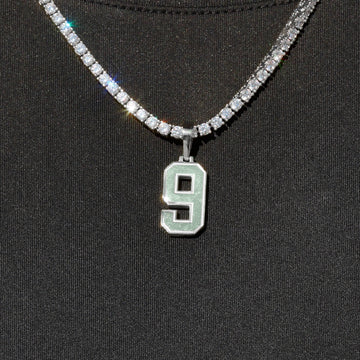 Dije número Micro Block en oro blanco