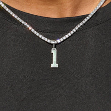 Dije número Micro Block en oro blanco