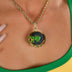 Dije de globo terráqueo giratorio con bandera de Brasil y diamantes en oro amarillo