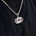 Colgante con el logotipo oficial de los Carolina Hurricanes de la NHL en oro blanco