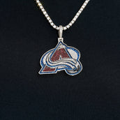 Colgante con el logo oficial de la NHL de los Colorado Avalanche en oro blanco