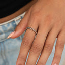 Anillo de oro blanco con eslabones de cadena tipo Curb