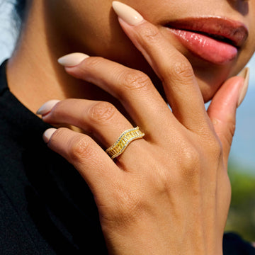 Anillo Curvo con Circonitas en Vermeil de Oro Amarillo
