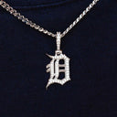 Colgante Micro Logo Oficial MLB de los Detroit Tigers en Oro Blanco