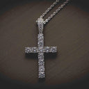 Colgante de cruz con diamantes en oro blanco