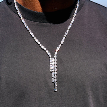 Lariat de diamantes y piedras preciosas en oro blanco