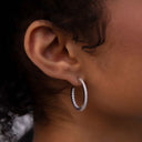 Pendientes de aro pequeños eternos de oro blanco macizo de 14k en oro blanco con diamantes VS