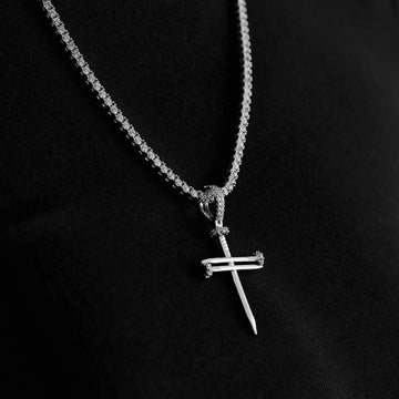 Colgante Cruz de Clavos en Oro Blanco