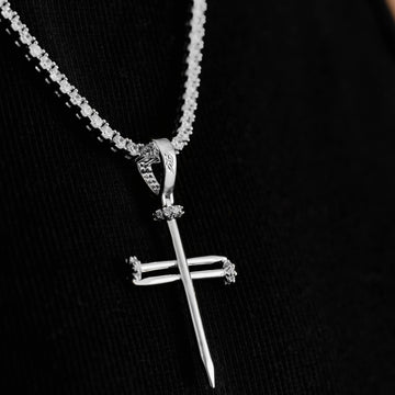 Colgante Cruz de Clavos en Oro Blanco