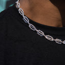 Collar de espinas heladas en oro blanco