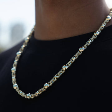 Cadena de bolas de varios tamaños con brillantes en oro amarillo