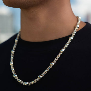 Cadena de bolas de varios tamaños con brillantes en oro amarillo