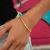 Pulsera de oro amarillo con dije de barra y corazón morado helado