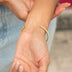 Pulsera de oro amarillo con dije de barra y corazón morado helado