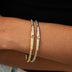Pulsera de oro amarillo con dije de barra y corazón morado helado