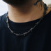 Collar de alambre de púas con incrustaciones en negro