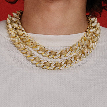 Cadena de eslabones con remaches de punta de diamante en oro amarillo