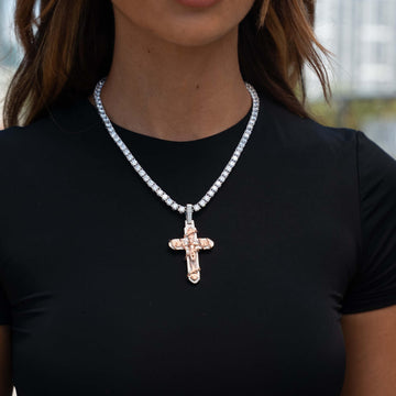 Dije de cruz grande de espinas de rosa con diamantes en oro blanco