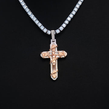 Dije de cruz grande de espinas de rosa con diamantes en oro blanco