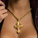 Colgante de cruz medieval con rubíes en oro amarillo
