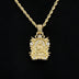 Dije de la Virgen con el Niño de estilo medieval con diamantes en oro amarillo