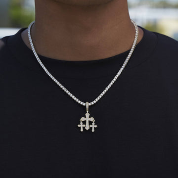 Micro colgante de triple cruz con circonitas en oro amarillo