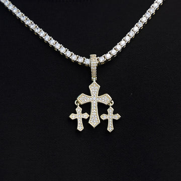 Micro colgante de triple cruz con circonitas en oro amarillo