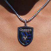 Colgante del logo oficial de los San Jose Earthquakes de la MLS en oro blanco