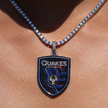 Colgante del logo oficial de los San Jose Earthquakes de la MLS en oro blanco